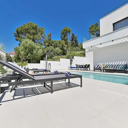 Oasis - Five Bedroom With Private Pool *