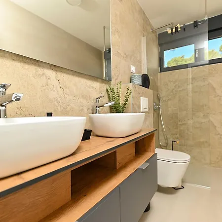 Villa Oasis - Five Bedroom With Private Pool *