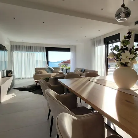 Villa Oasis - Five Bedroom With Private Pool *