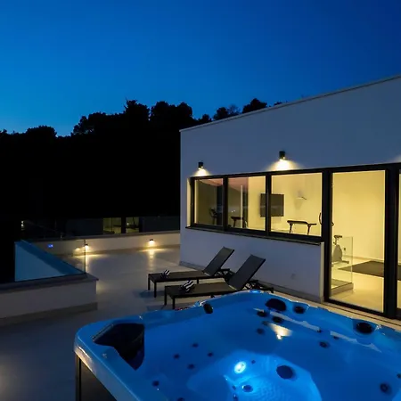 Villa Oasis - Five Bedroom With Private Pool Traù