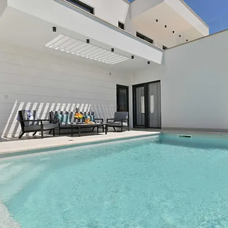 Villa Oasis - Five Bedroom With Private Pool *