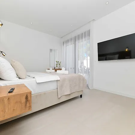 Oasis - Five Bedroom With Private Pool Villa Traù