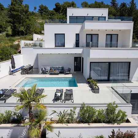 Вілла Oasis - Five Bedroom With Private Pool Трогір