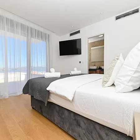 Villa Oasis - Five Bedroom With Private Pool