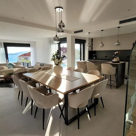 Villa Oasis - Five Bedroom With Private Pool