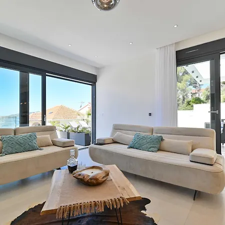 Villa Oasis - Five Bedroom With Private Pool *