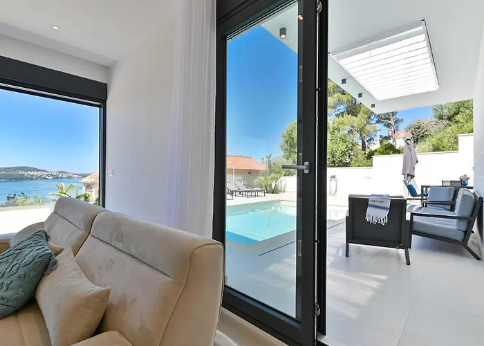 Oasis - Five Bedroom With Private Pool Trogir