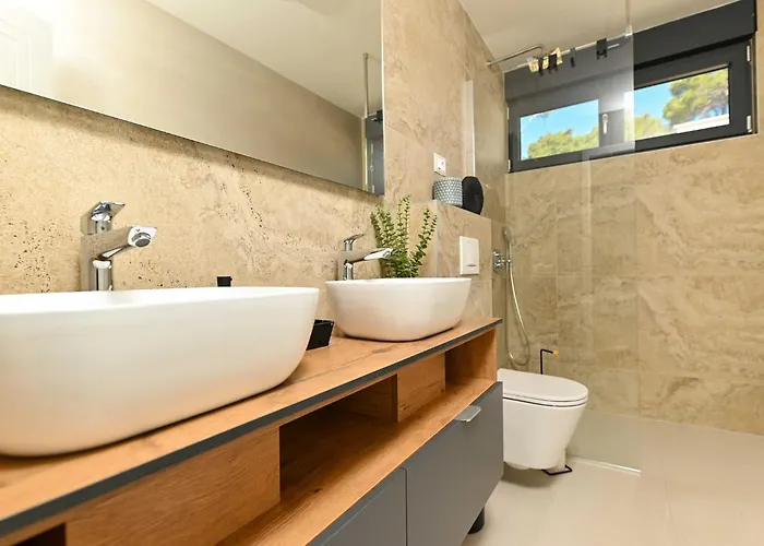 Villa Oasis - Five Bedroom With Private Pool *