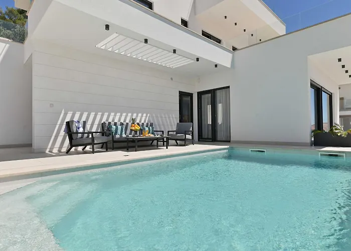 Вілла Oasis - Five Bedroom With Private Pool *