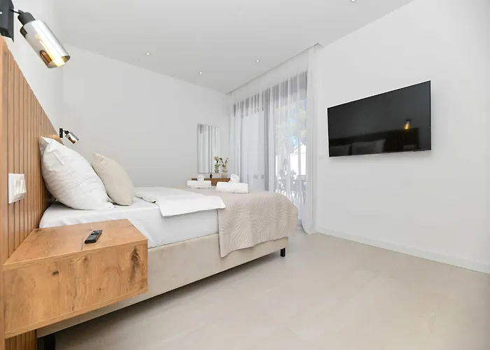 Oasis - Five Bedroom With Private Pool Вілла Трогір