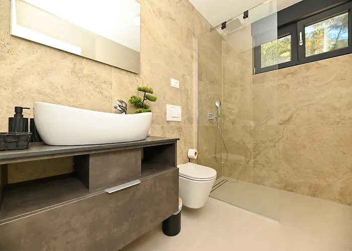 Вілла Oasis - Five Bedroom With Private Pool Трогір