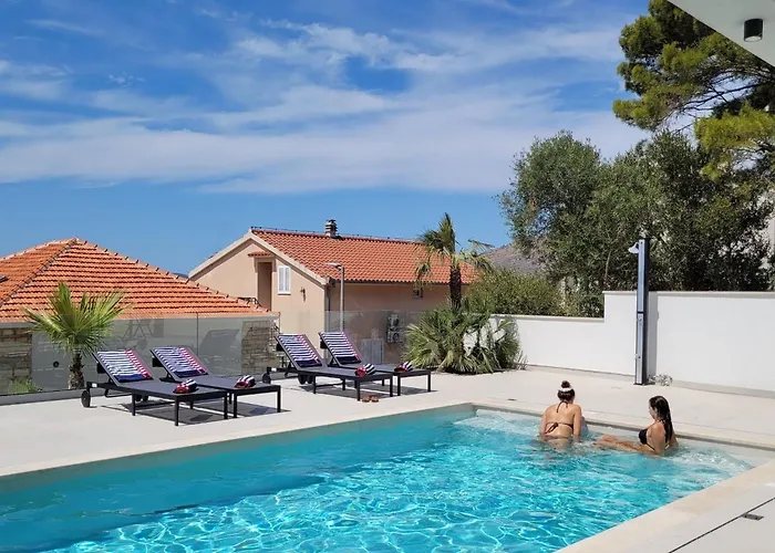 Oasis - Five Bedroom With Private Pool Вілла *