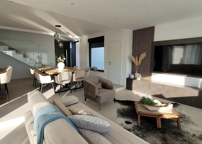 Oasis - Five Bedroom With Private Pool Вілла Трогір