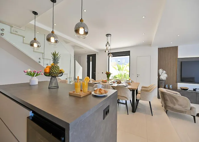 Oasis - Five Bedroom With Private Pool Trogir