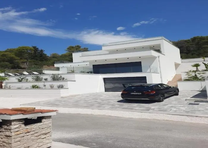 Oasis - Five Bedroom With Private Pool Вілла Трогір