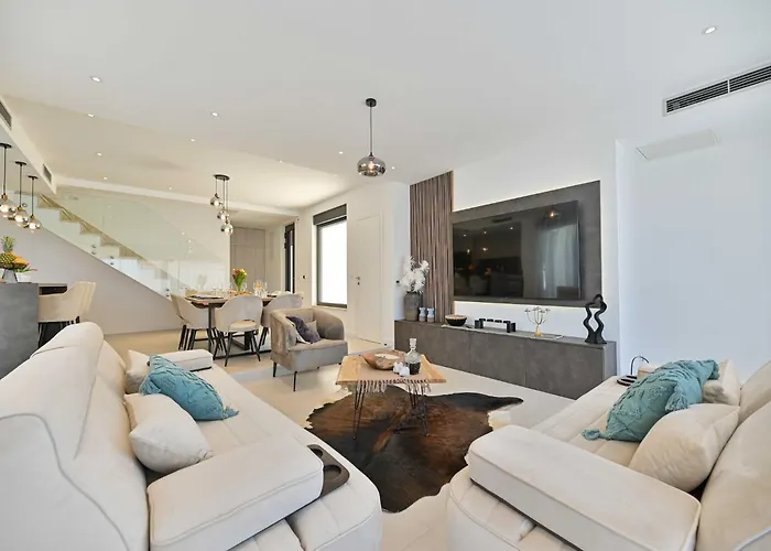 Oasis - Five Bedroom With Private Pool Вілла *