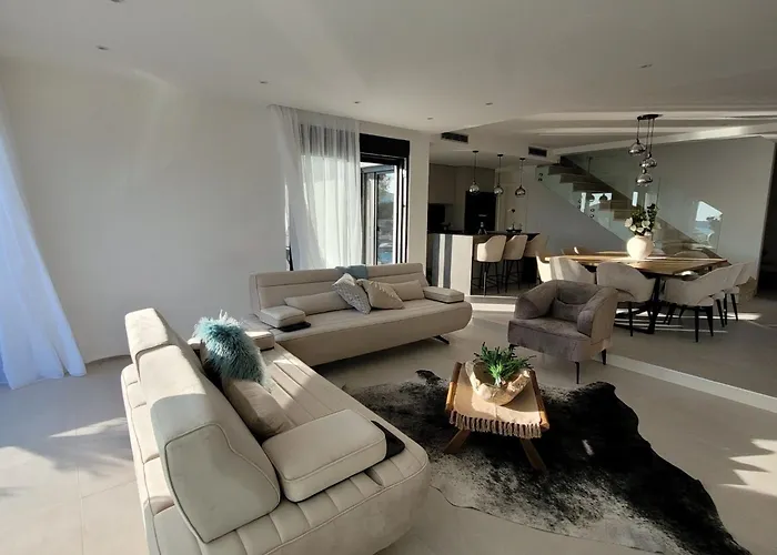 Oasis - Five Bedroom With Private Pool Трогір