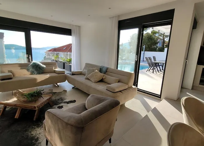 Oasis - Five Bedroom With Private Pool Вілла Трогір