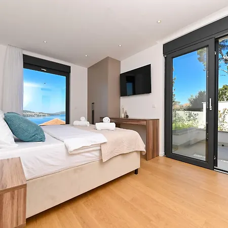 Villa Oasis - Five Bedroom With Private Pool Trogir