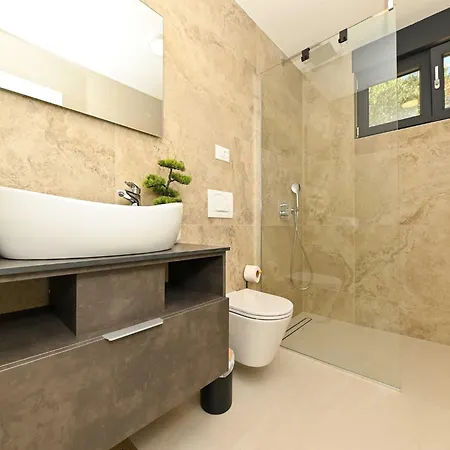 Villa Oasis - Five Bedroom With Private Pool Trogir