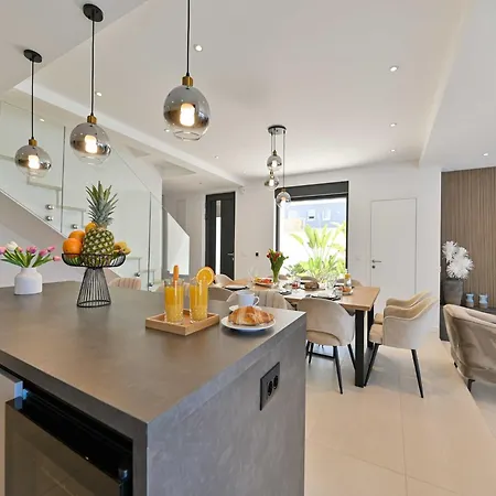 Oasis - Five Bedroom With Private Pool Trogir