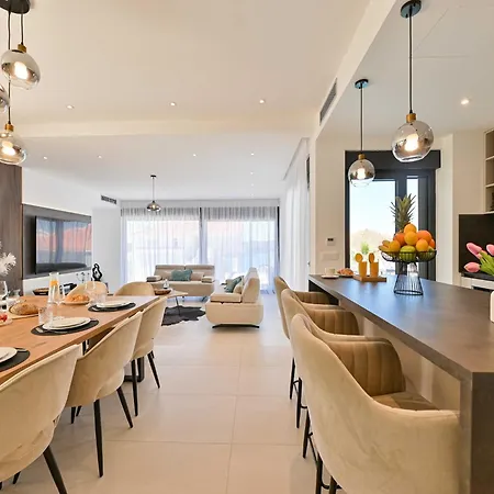 Villa Oasis - Five Bedroom With Private Pool