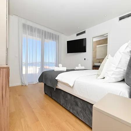 Villa Oasis - Five Bedroom With Private Pool