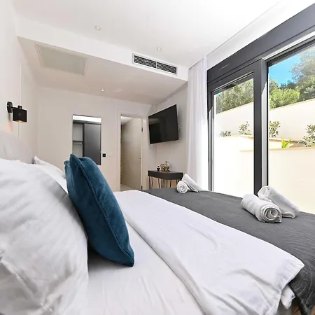 Villa Oasis - Five Bedroom With Private Pool