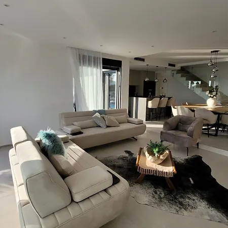 Oasis - Five Bedroom With Private Pool Trogir