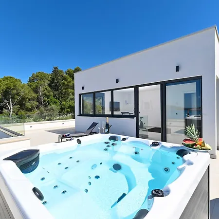 Oasis - Five Bedroom With Private Pool * Trogir