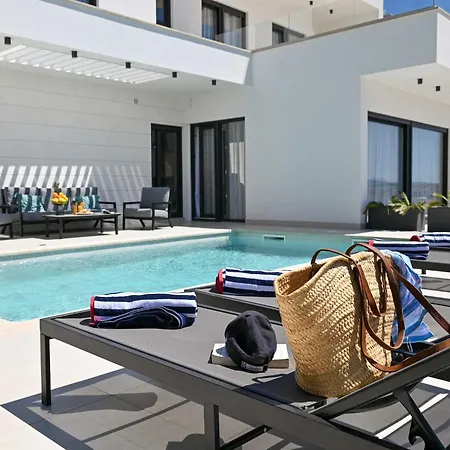 Oasis - Five Bedroom With Private Pool