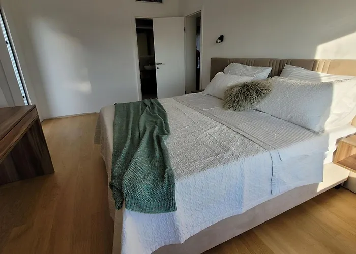 Oasis - Five Bedroom With Private Pool Trogir