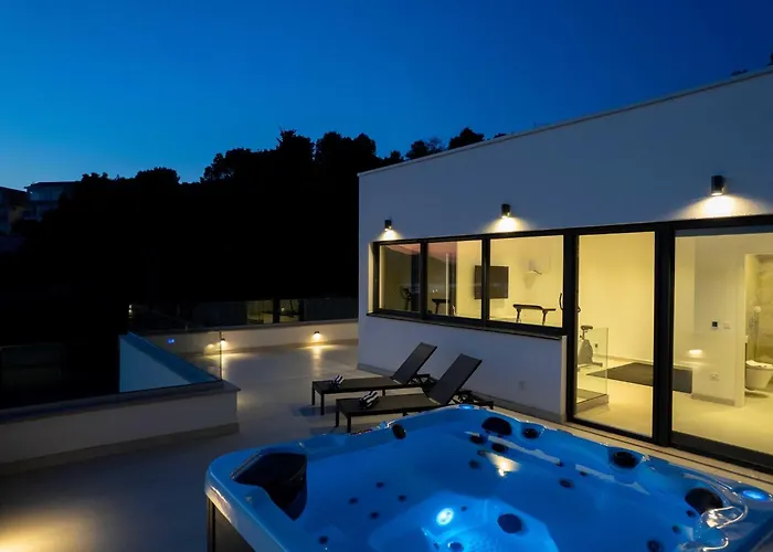 Villa Oasis - Five Bedroom With Private Pool Trogir