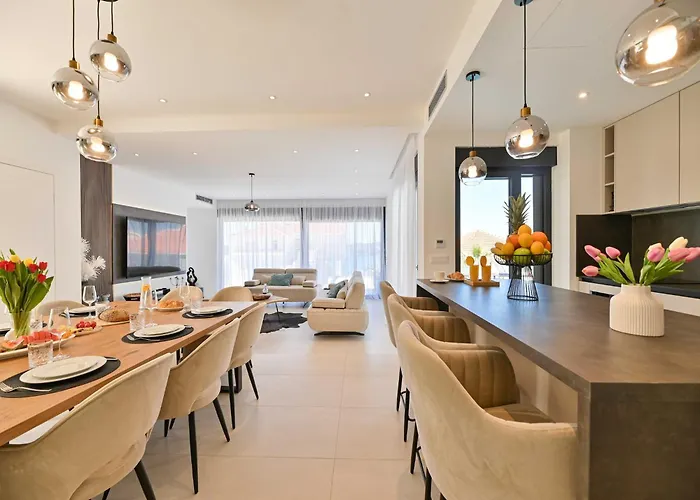 Villa Oasis - Five Bedroom With Private Pool