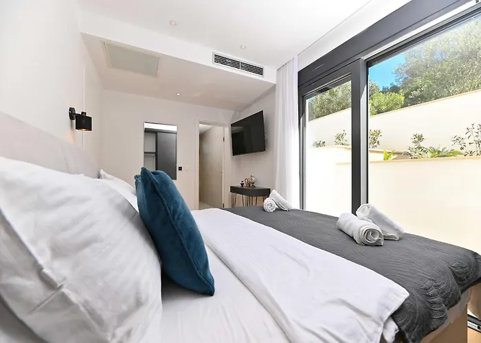 Villa Oasis - Five Bedroom With Private Pool