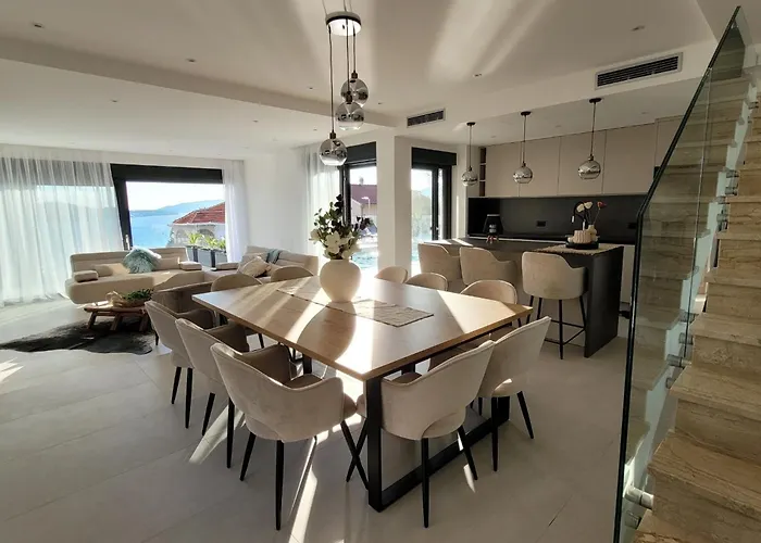 Villa Oasis - Five Bedroom With Private Pool